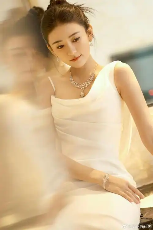 梁洁白色礼服裙,浪漫甜美