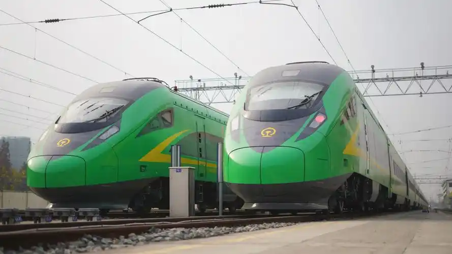 新型绿巨人复兴号动车组4日上线西南铁路