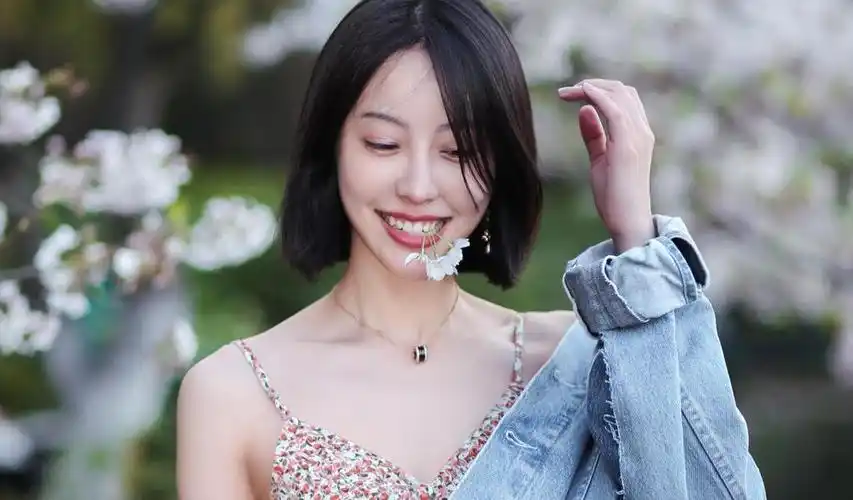 短发性感吊带美女超拽女生壁纸高清图片