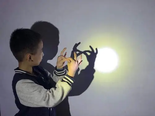 《影子》是一首以生活现象为题材的儿童诗,充满童真童趣,写出了影子与