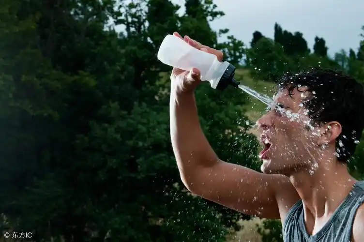 表示天气炎热的词语(表示天气炎热的词语四字)