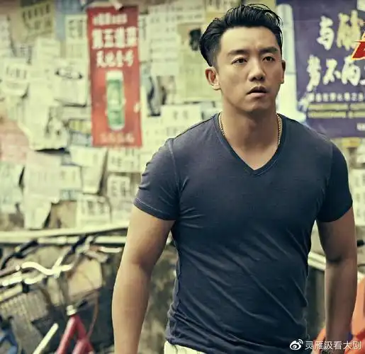 但这40斤绝大部分是肌肉,大家可以看一下郑恺的肌肉,这一件灰色修身