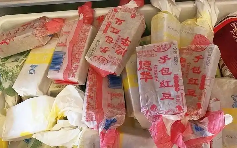 七零年代出生的我们都会奢侈的花上二分钱买 上一根红小豆或奶油冰棍