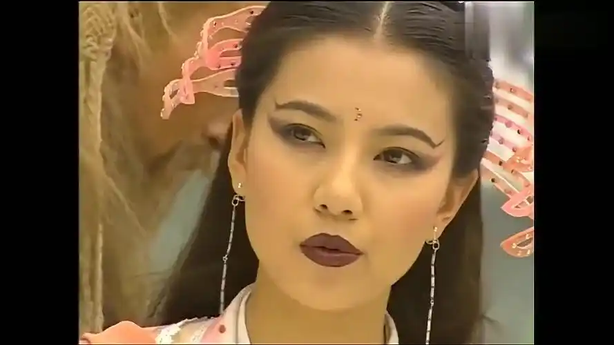 黄衫女一出手,周芷若人都被打懵了,这才是真正的九阴白骨爪!