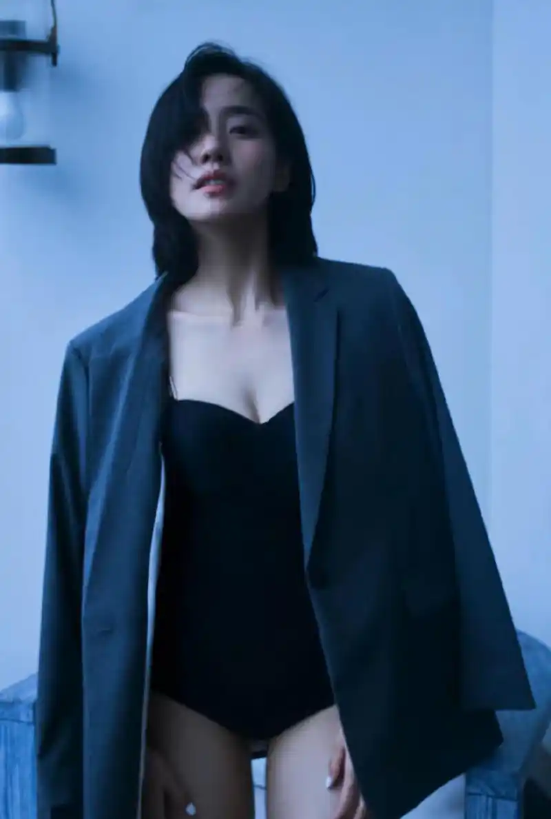 王智泳装尽显性感身材,有颜有料,身材无可挑剔,梦回夏洛特烦恼