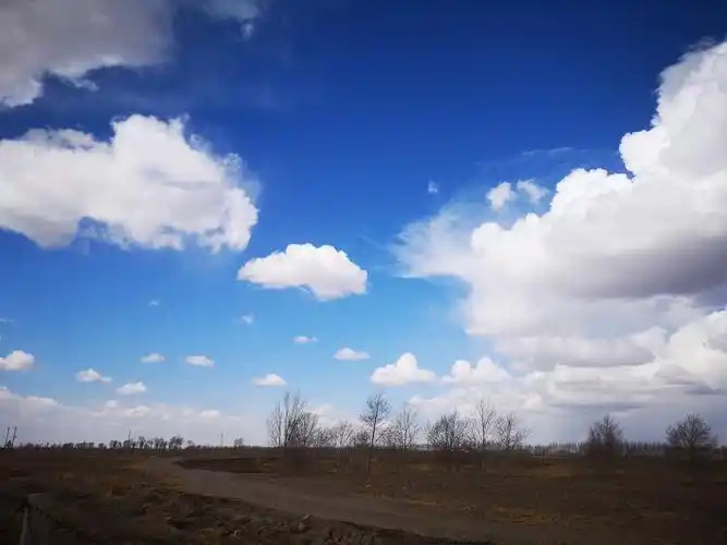 蓝天白云大地乡村傍晚景色好久没有看到这么好的天气和景色了虽说春天