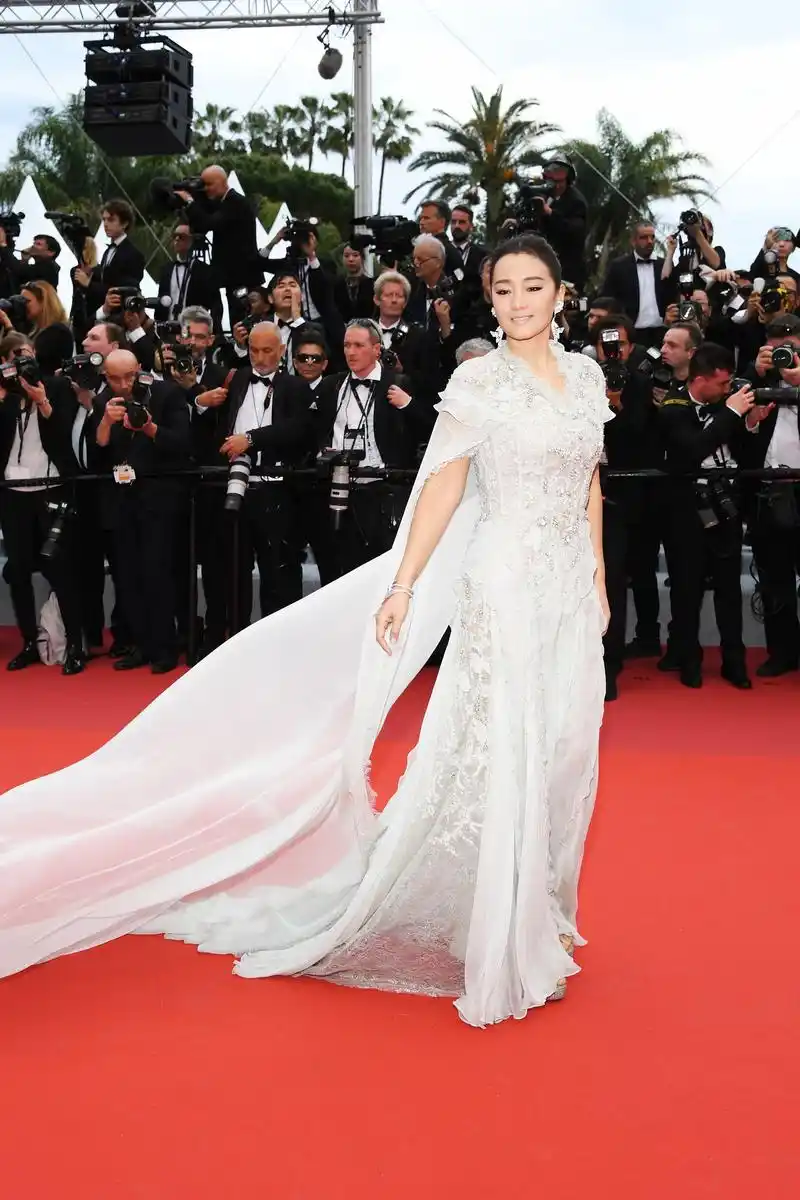 巩俐刺绣白裙亮相红毯,开启第18次戛纳之旅