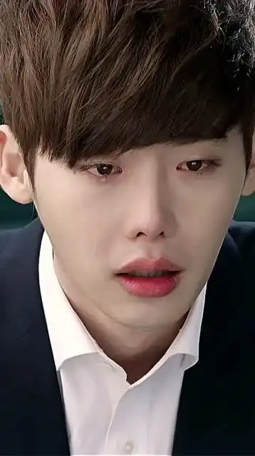 李钟硕是我见过单眼皮最帅的男生,哭起来梨花带雨,眼角泪痣更显灵动!