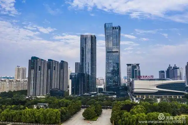 今晨洛阳新区天高云阔开元湖辉映高楼无比壮丽