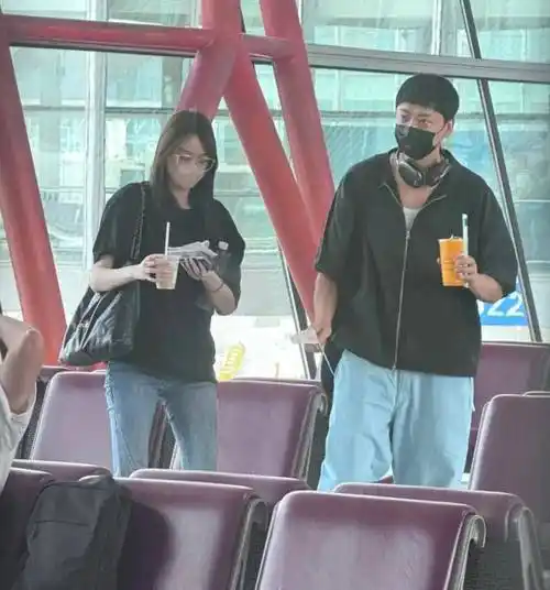 53岁苏见信与女儿罕见同框,父女俩高个子超惹眼,女儿身高超180