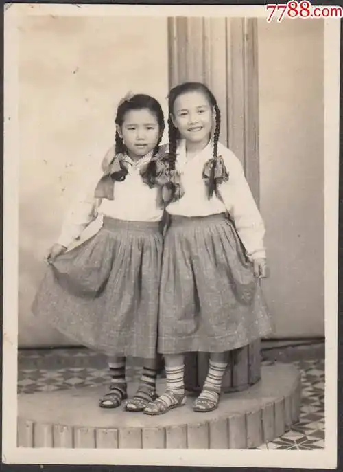 两个小女孩合影-价格:8元-au27690915-老照片 -加价-7788收藏__收藏