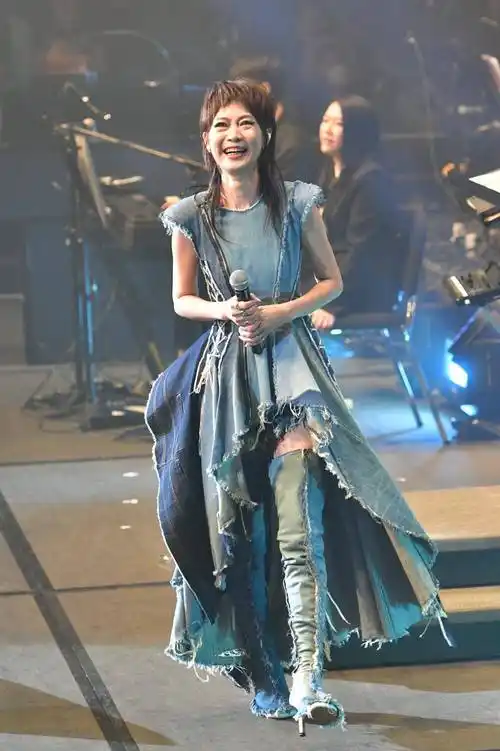 曾与谢霆锋谈姐弟恋分手后患抑郁_赵学而_观众_情绪