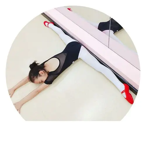 趴横叉   每天坚持十分钟以上趴横叉,要求:腿直  脚绷  贴墙  腿之间