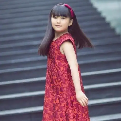 长大后的她少去了甜味,多了一份飒爽英姿.