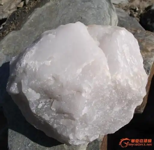 我捡到一个白石头,,它用手电筒照是透明的,,是什么石头