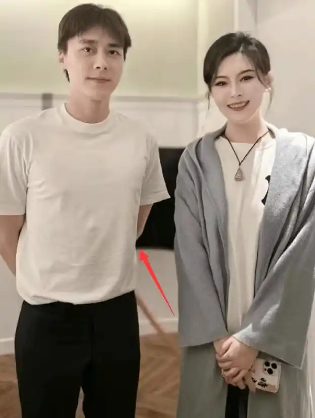 36岁李易峰近况曝光,搂抱美女疑有新恋情,女方颜值高大胆表白_女生