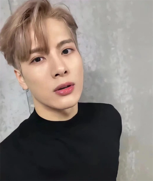 王嘉尔同款发型 超火帅气三七分_韩式男发 - 美发站