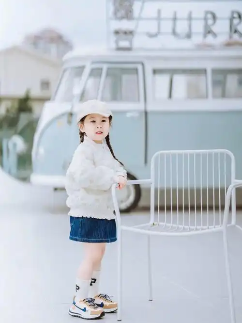 4岁小女孩早春穿搭春天少不了小雏菊呀