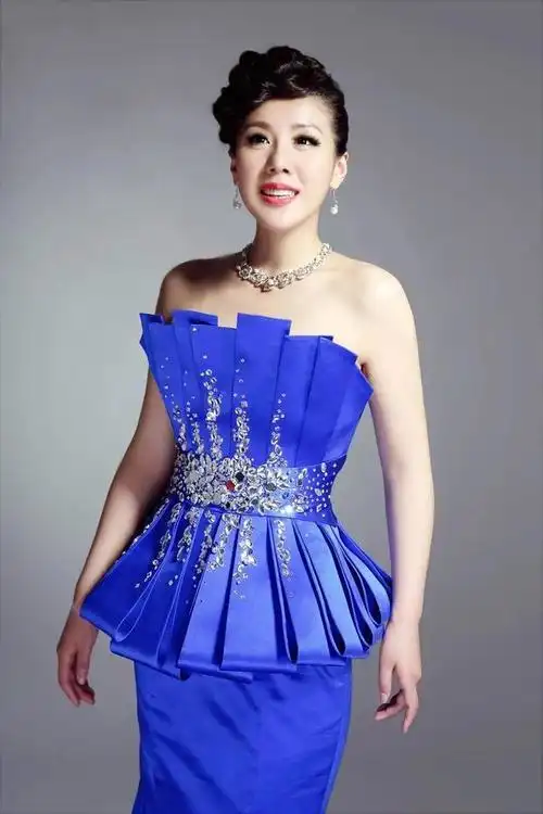 王喆,是当今著名的女高音歌唱家之一,其声音甜美,音域宽广,表现力强