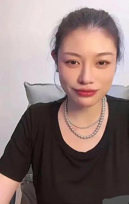 汪峰与前妻齐丹康作如罕见甜蜜照曝光跪地求婚一起看音乐节
