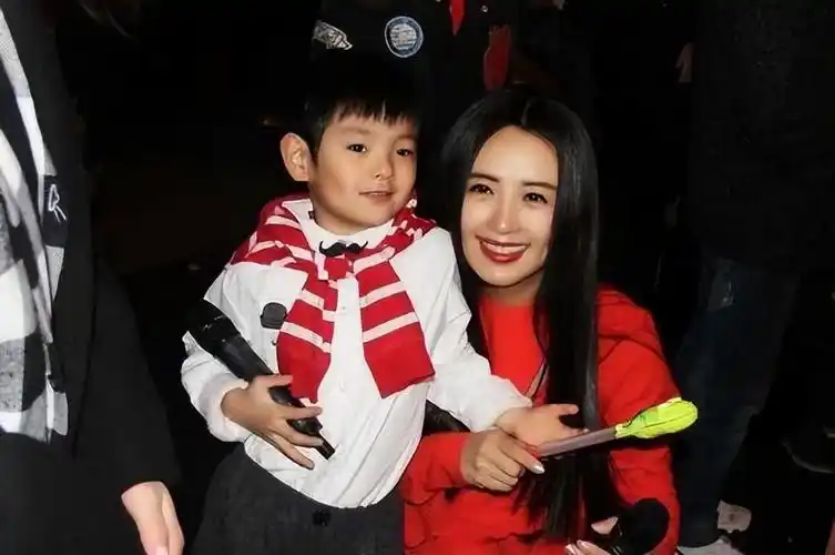 回顾杨童舒:央视主播到"蛇蝎美人",拍戏时未婚产子,丈夫身份成谜