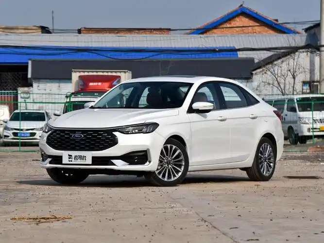 性价比超越国产车,拥有大尺寸大空间的合资家轿,实拍福特福睿斯