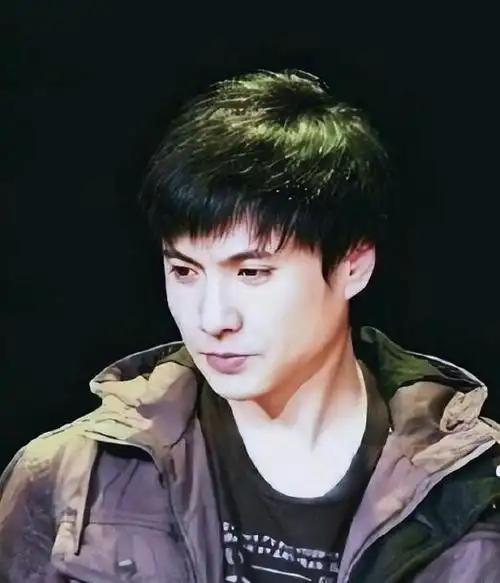 18岁的吴京忍了,18岁的沈腾忍了,看到18岁的雷佳音真的绷不住了