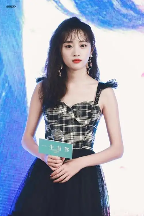 组图:黄婷婷一袭白纱裙温柔灵动 大眼水汪汪红唇展轻熟魅力