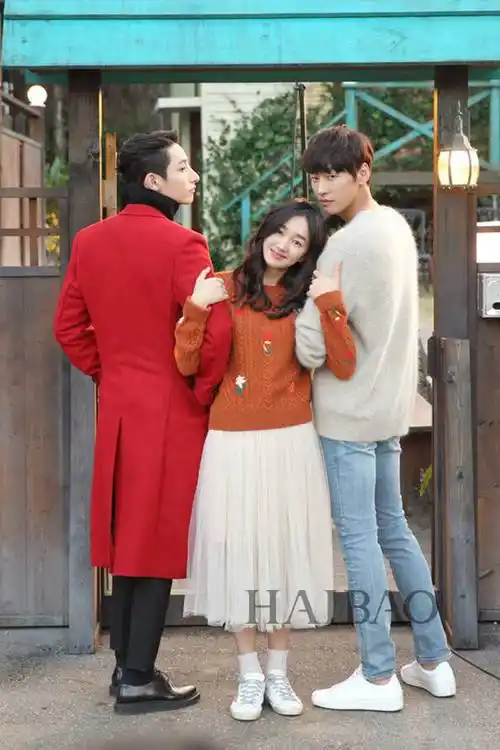 宋仲基李光洙同居,宋慧乔刘亚仁亲密拥抱!