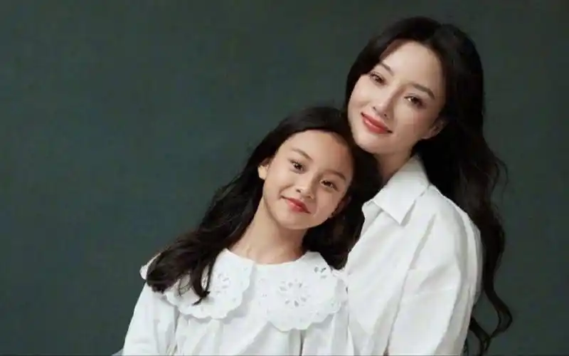 42岁李小璐晒近况,皮肤紧致似逆生长,认证甜馨和自己越来越像