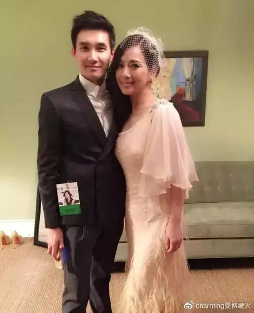 41岁张铎与妻子结婚9年无子为何毫无怨言看看他妻子就知道了