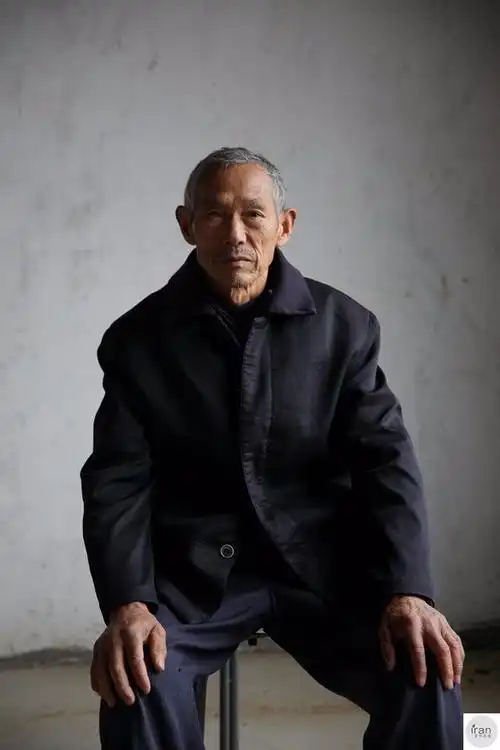 农村老人肖像,70岁仍是家里"顶梁柱"