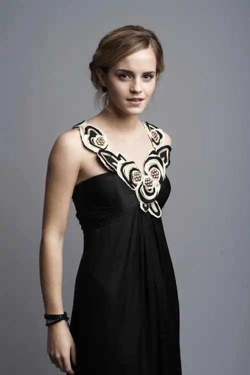 p>艾玛·沃特森(emma watson),1990年4月15日出生于法国巴黎,英国籍