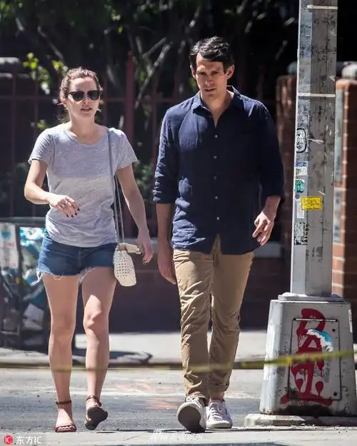 组图艾玛沃特森与男友外出被拍一路乖乖做听众