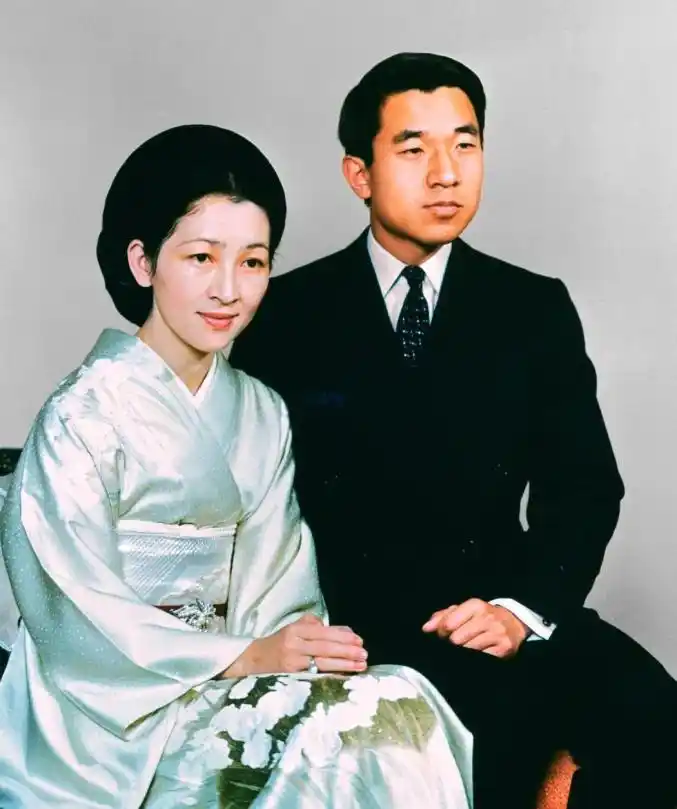 别看和他结婚60余载的上皇后美智子,已是耄耋之年,垂垂老矣,年轻时候