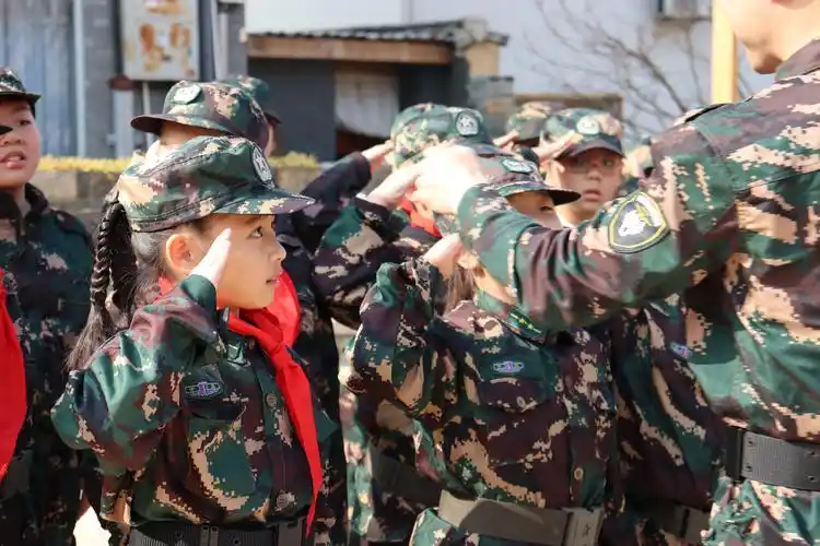 明镜小学三6班阳光中队种子小队走进千鹤化身小民兵