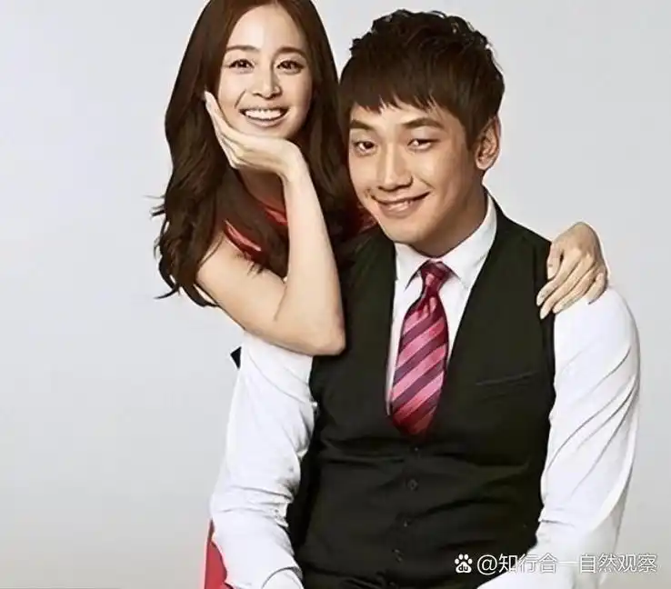 韩国明星rain和金泰熙夫妇在美国洛杉矶接孩子放学的画面,穿着时尚