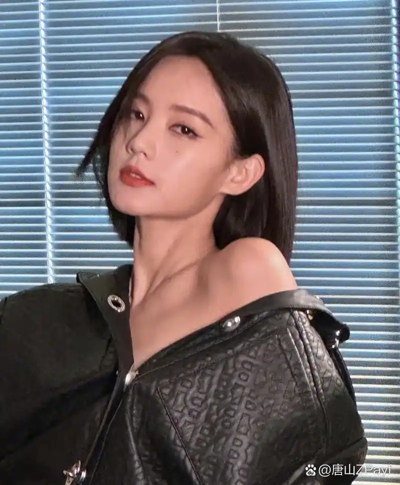 白敬亭和宋轶不仅在北京住一起,在横店也买了房住一起. 2.