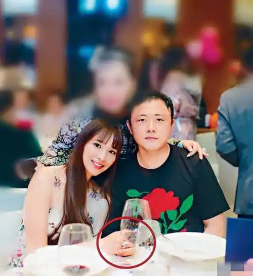 吴佩慈首度露面,戴婚戒飞到日本看演唱会_香港_豪宅_生活