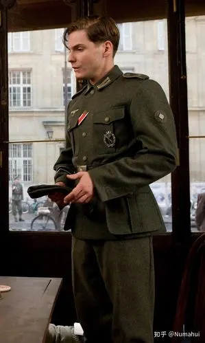 冬天不穿秋裤的秘密竟藏在二战德军的军装中怒马会全麻衬西装定制