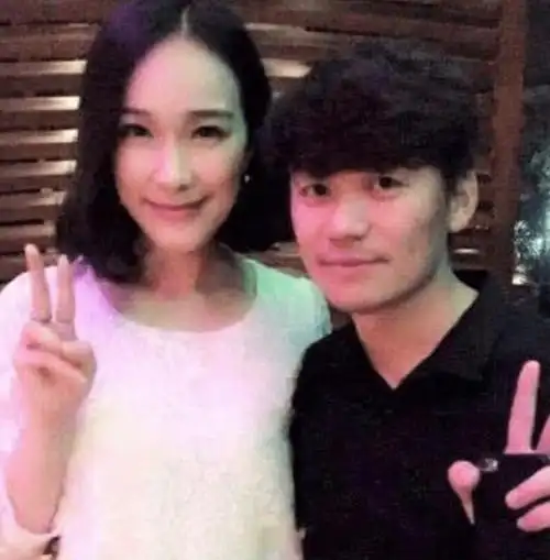 王宝强和女友冯清被爆领证结婚:妻子美貌更胜马蓉,两人有夫妻相_前妻