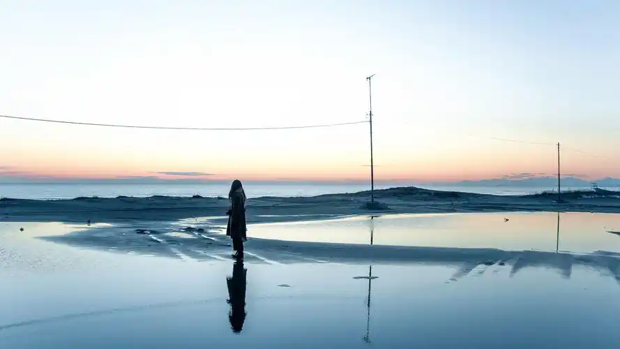 海边一个人孤单的身影图片