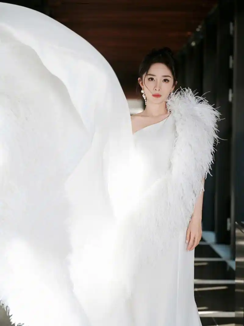 杨幂穿这一套高定礼服真的太美了,身材颜值都让人羡慕.