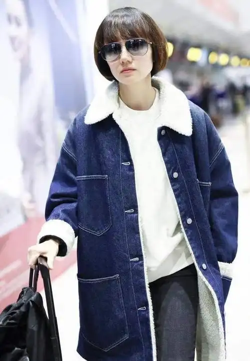 加厚牛仔外套搭配牛仔裤这种搭配方式展现了袁泉的酷帅风格.