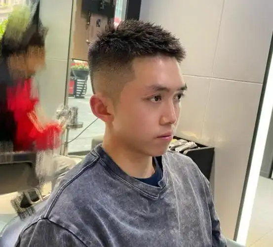 选择短发的发型是正确打开夏天的方法,这样简单的短发就非常可以,无论