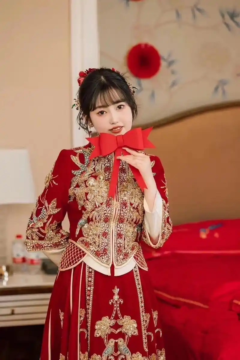 惊艳的红色嫁衣 俏皮可爱的新娘.一抹惊艳的红色,耀眼却不失沉 - 抖音