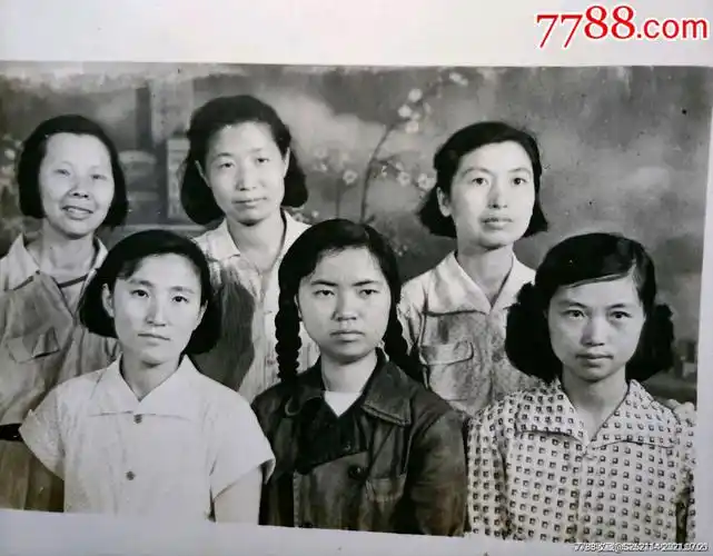 五六十年代的女性合影留念,当时的服装和人们的精神面貌,_老照片_图片