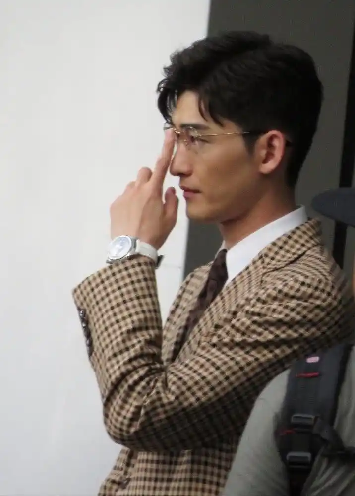 张翰新角色唐明轩,金丝边眼镜look太斯文了,名品身材真服.