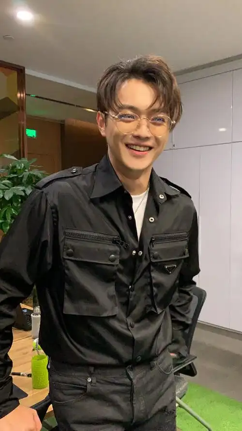 152斤许凯搭配一身黑色造型腿长就是任性