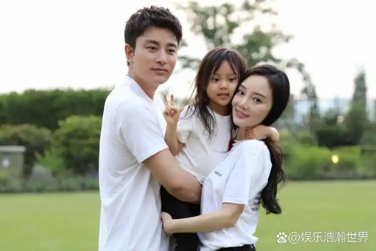 贾乃亮带甜馨游欢乐谷 贾乃亮带着女儿甜馨游欢乐谷,这对父女的出现